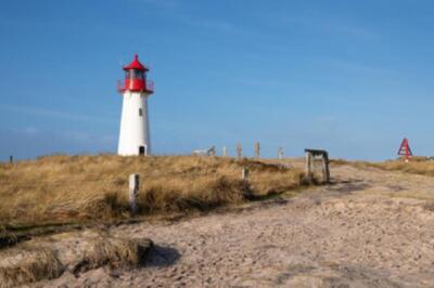 Wandbild: Panoramabild der Liste West Lighthouse gegen Blue Sky, Sylt, [...]