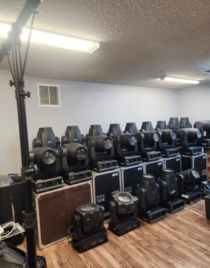 1 MAC  2000 MARTIN XB $250,,,,   2 MAC  2000 XB WITH FLIGHT CASE   3 ITEMS  $600
