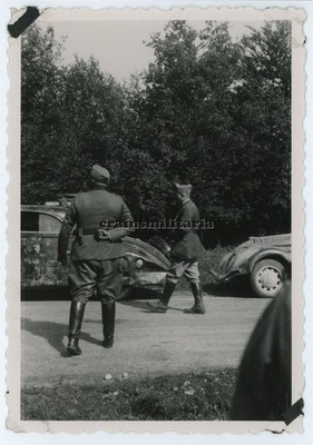 Orig. Foto franz. Offizier Gefangene Beute Pkw in Frankreich 1940