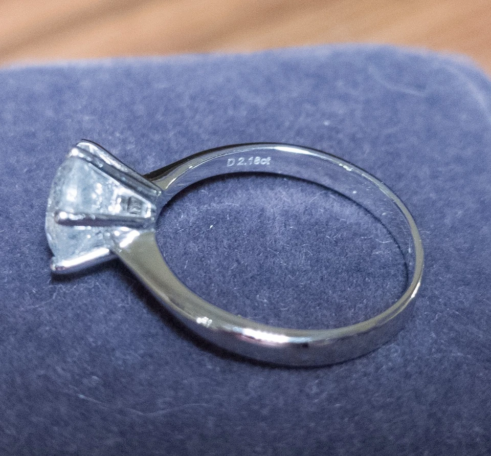 Anillo de compromiso de oro blanco de 18 quilates con diamantes naturales genuinos de 2,18 quilates Foto 2 de 4