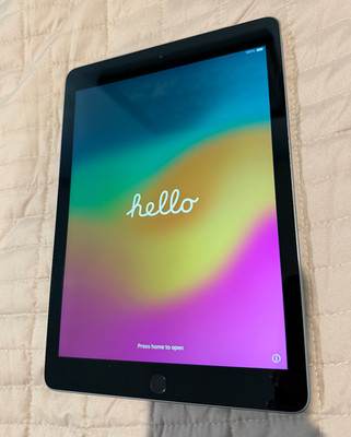 Apple iPad (6th Generation) A1893 32 GB, Wi-Fi, 9.7 in - Space Gray