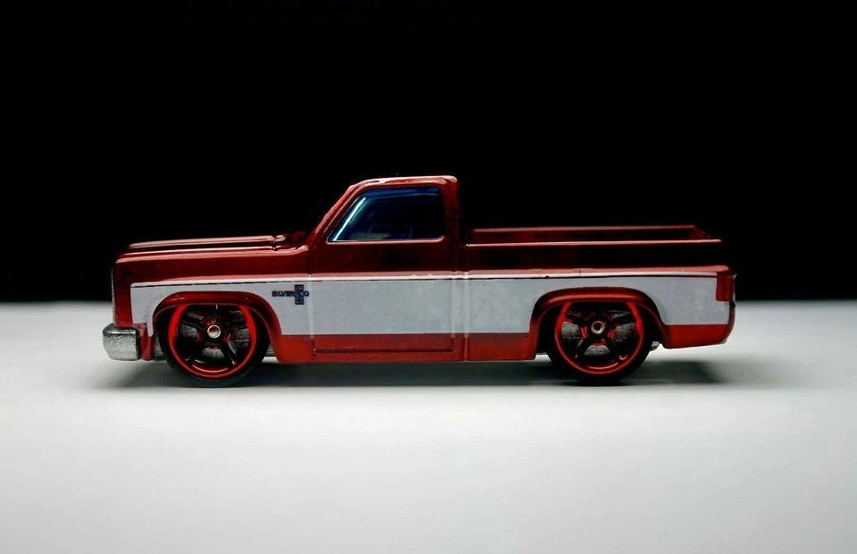 Pickup Silverado Custom Hot Wheels '83 rojo caramelo 1:64 suelta coleccionable Foto 3 de 4