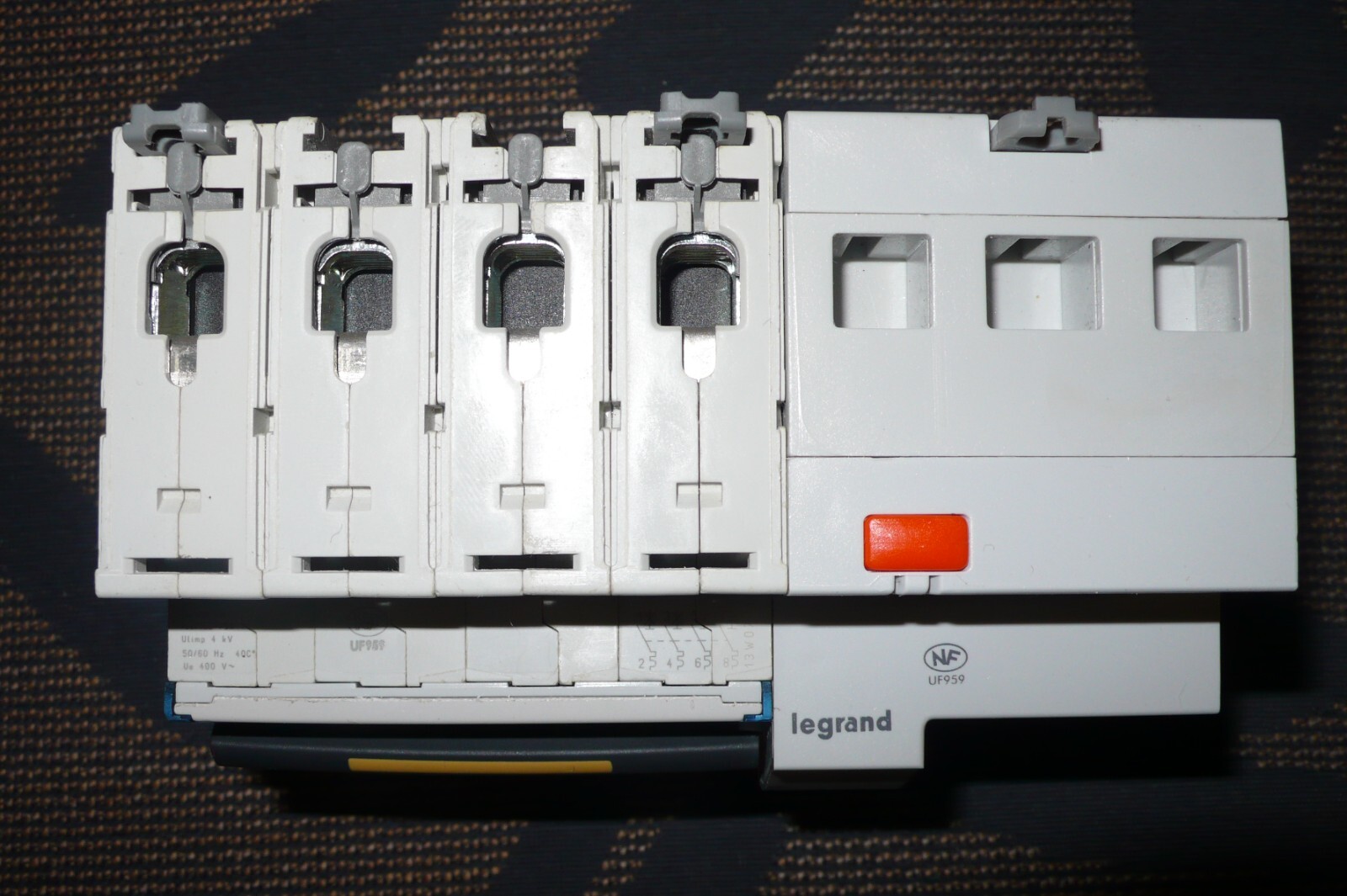 Disjoncteur différentiel Legrand Tetra 32A protège les personnes 30mA AC