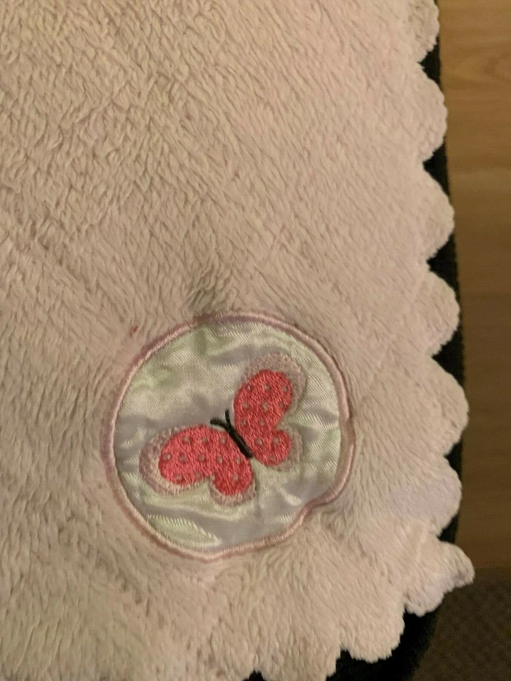 Manta bebé Child of Mine Carter's rosa mariposa festoneada acolchada blanca Lovey Foto 2 de 4