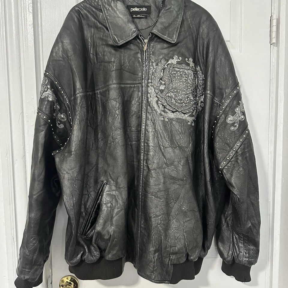 Jaqueta de couro masculina Pelle Pelle tamanho 60 preta com zíper completo cravejada bordada vintage - Imagem 2 de 4