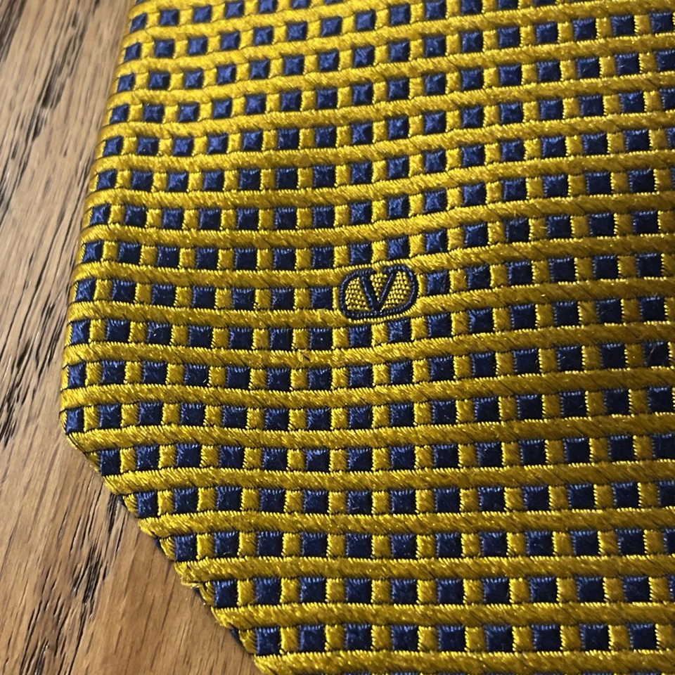 Corbata vintage usada en excelente estado Valentino tejida gruesa geométrica seda dorada/azul marino hecha en Italia Foto 3 de 4