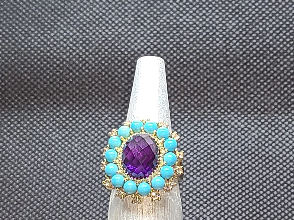 Anillo de oro amarillo de 10 quilates con halo de amatista y turquesa Foto 2 de 4