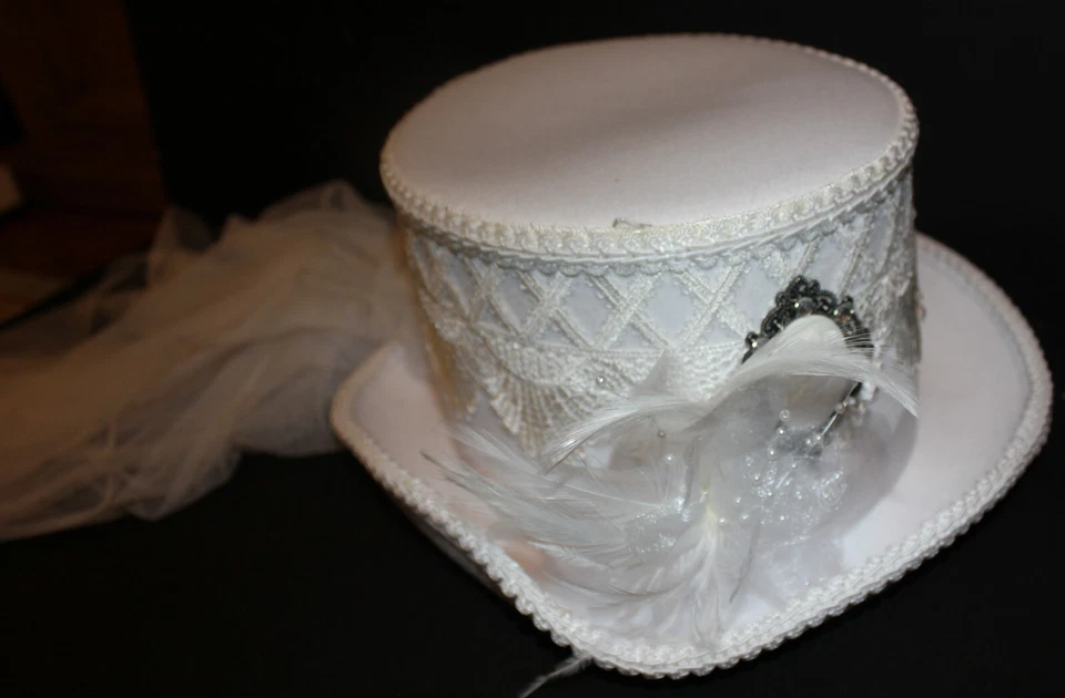 Sombrero de copa victoriano Steampunk de terciopelo de lujo de 5,5" de alto camafeo velo plumas talla única Foto 3 de 4