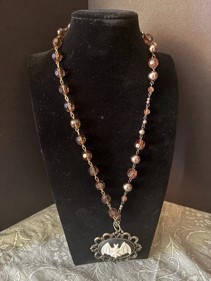 Pingente de morcego camafeu artístico exclusivo exclusivo colar de contas Nevermore Vibes - Imagem 2 de 4