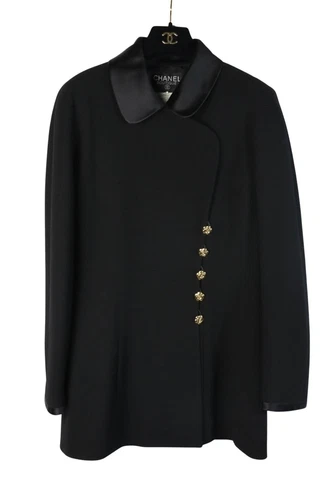 Abito vestito vintage Chanel nero con bottoni camelia