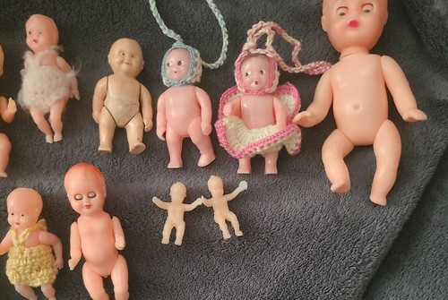 Vintage Lot Of Little Tiny Plastic Baby Dolls - Knitted Doll Clothes - Afbeelding 6 van 8