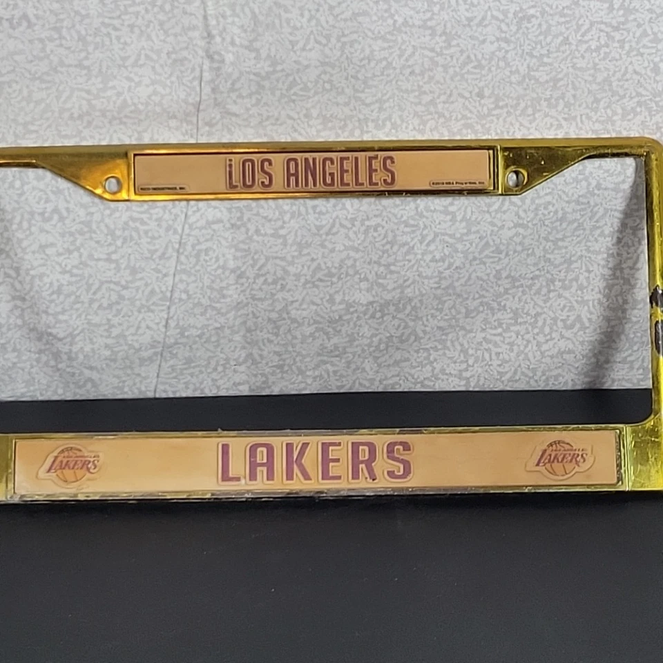 Marco de placa de metal Los Angeles LA Lakers NBA tono dorado Rico Industries Foto 3 de 4