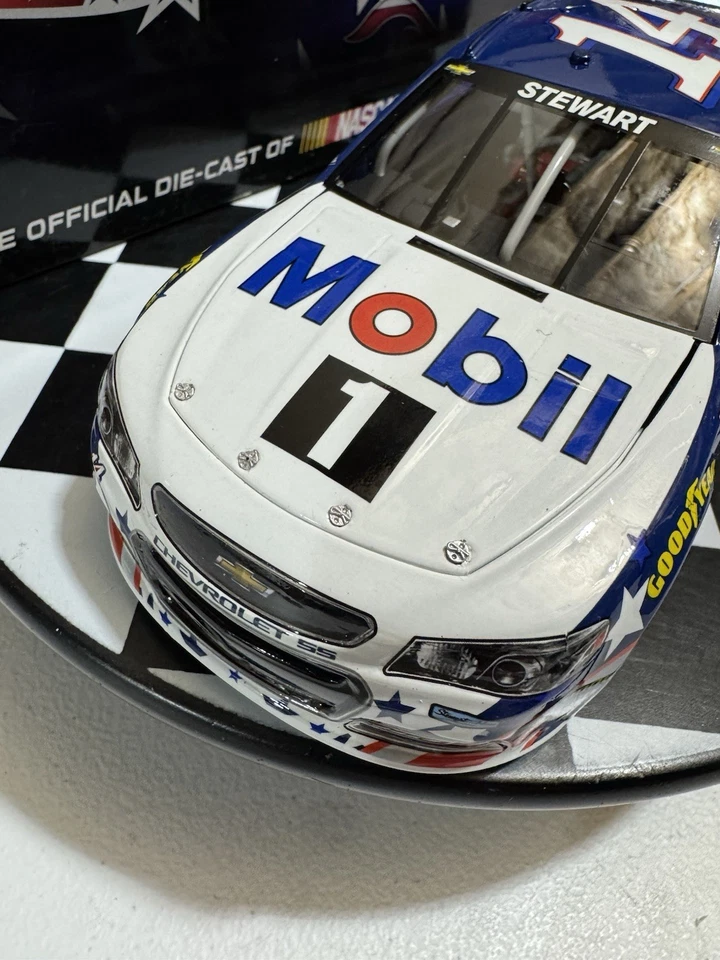 Tony Stewart #14 Mobil 1 Salutes SS 2014 1/24 Nascar Diecast - Imagem 4 de 4