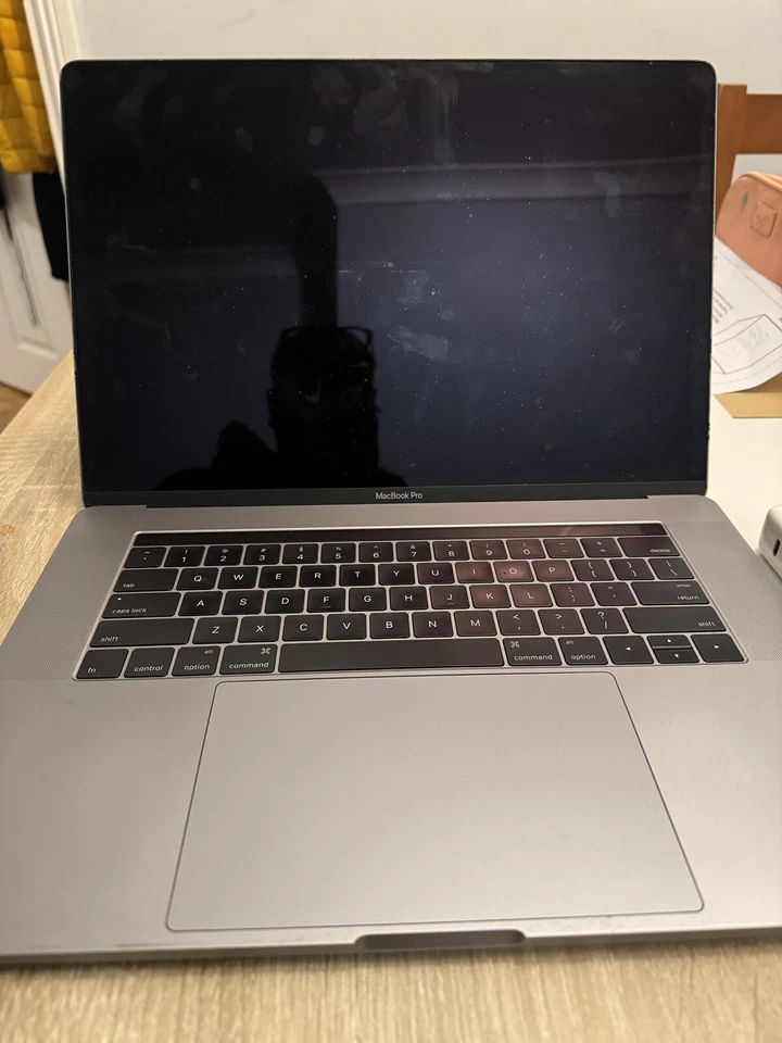 Apple Macbook Pro 15.4 Inch Keyboard Illuminated 2016 (Discoloured Screen), photo 2 of 5