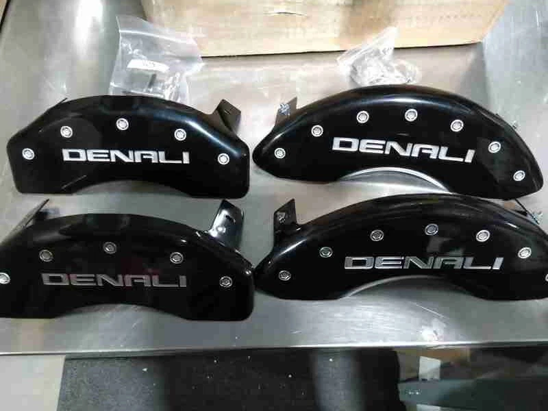 Juego de 4 cubiertas de pinza MGP grabadas negras y plateadas para 15-20 GMC Denali 34015SDNLB Foto 2 de 4