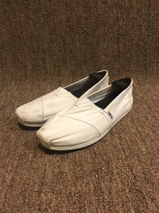 white canvas flats