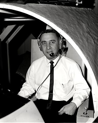 GUS GRISSOM ASTRONAUT IN VISUAL DOCKING SIMULATOR - 8X10 NASA PHOTO (EP-100)