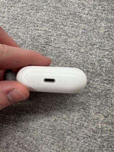 Apple AirPods Pro (1st Gen) with MagSafe Wireless Charging Case (Lightning port) - Photo 5 sur 8