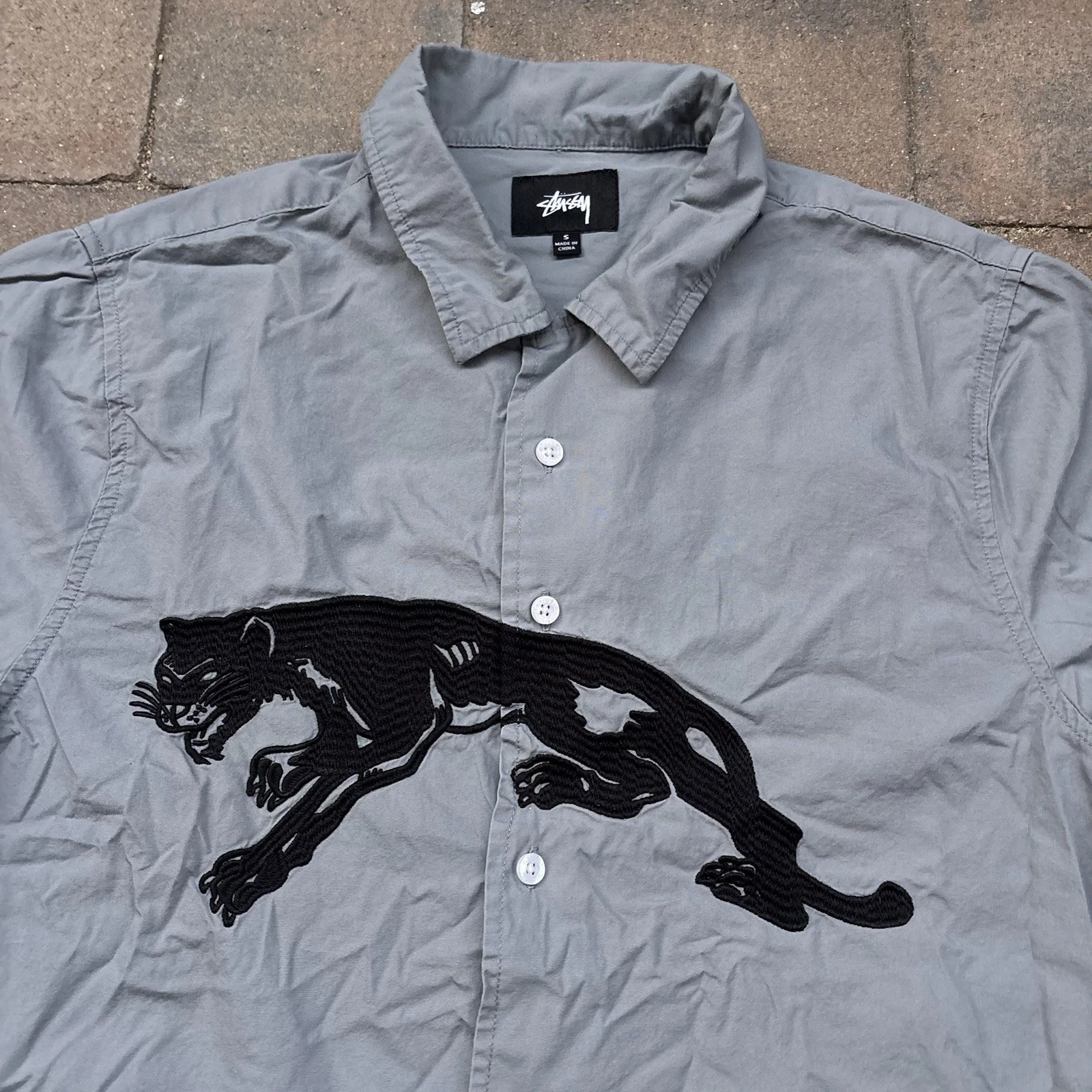 Stussy Men’s Short Sleeve Grey Panther Embroidered Button Up Shirt Small SS18 - product detail image 3