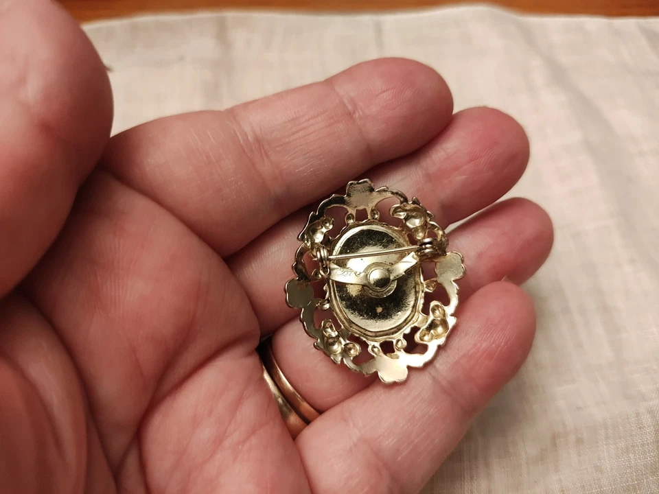 Broche camafeo vintage Coro Shell 1,25 X 1,125" de largo Foto 3 de 3