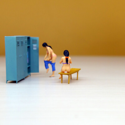 1/64 Changing Clothes Girl Resin Mini Figure Model Scene Props Fit Cars Vehicles