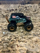 Spin Master Monster Jam Grave Digger GRANDMA WHEELIE BAR Truck 1:64 New