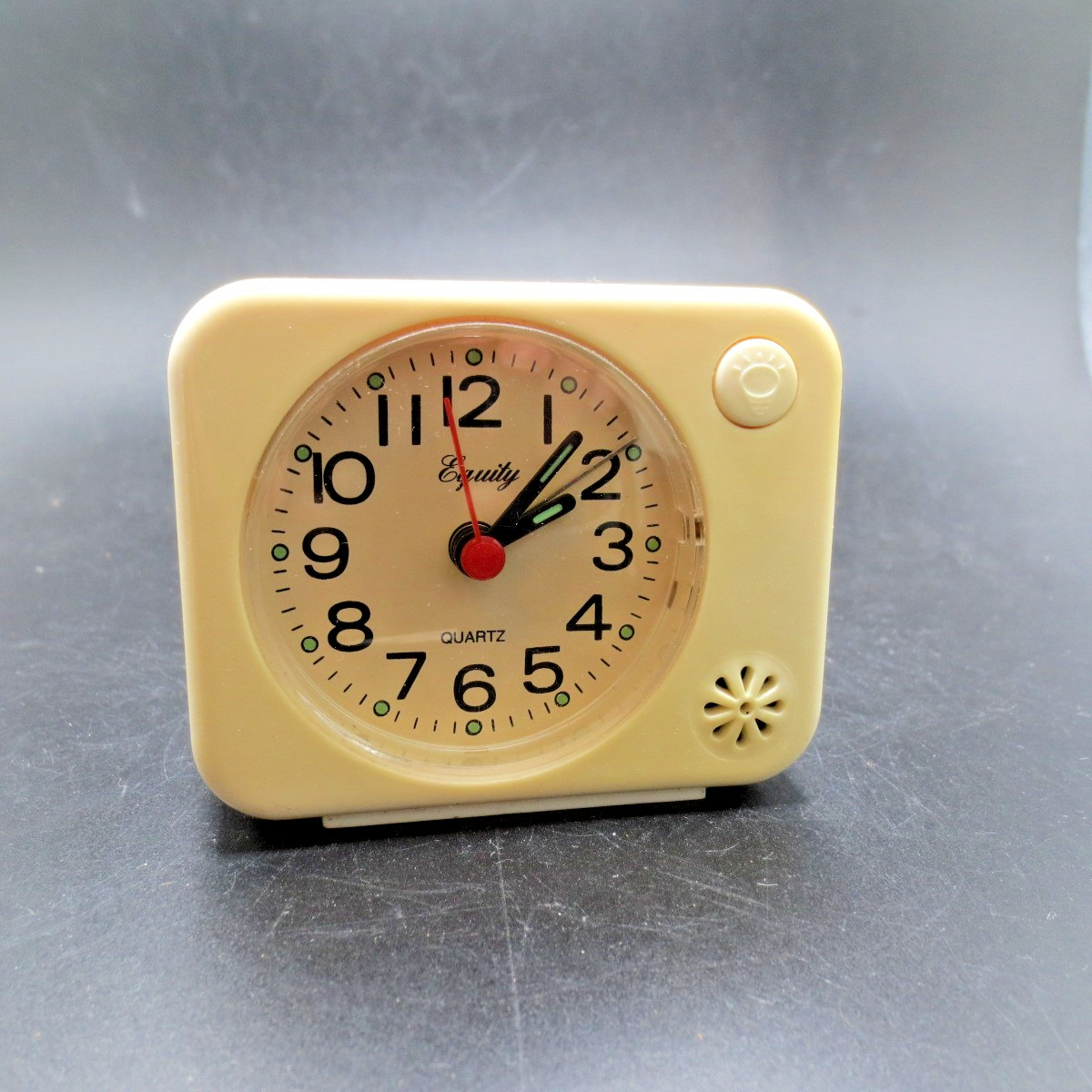VTG Small MC Travel Alarm Clock Analog Battery Operated Quiet w/ Light Cream
