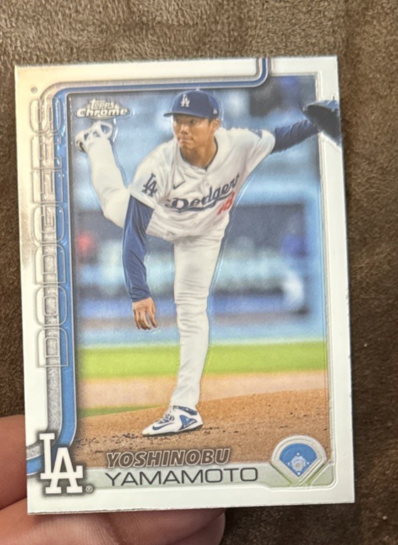 2025 Topps Chrome #179 Yoshinobu Yamamoto Refractors