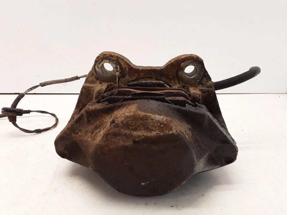 Mercedes-Benz W123 240D 53kW Diesel 1977 Front left brake caliper Foto 4 de 4