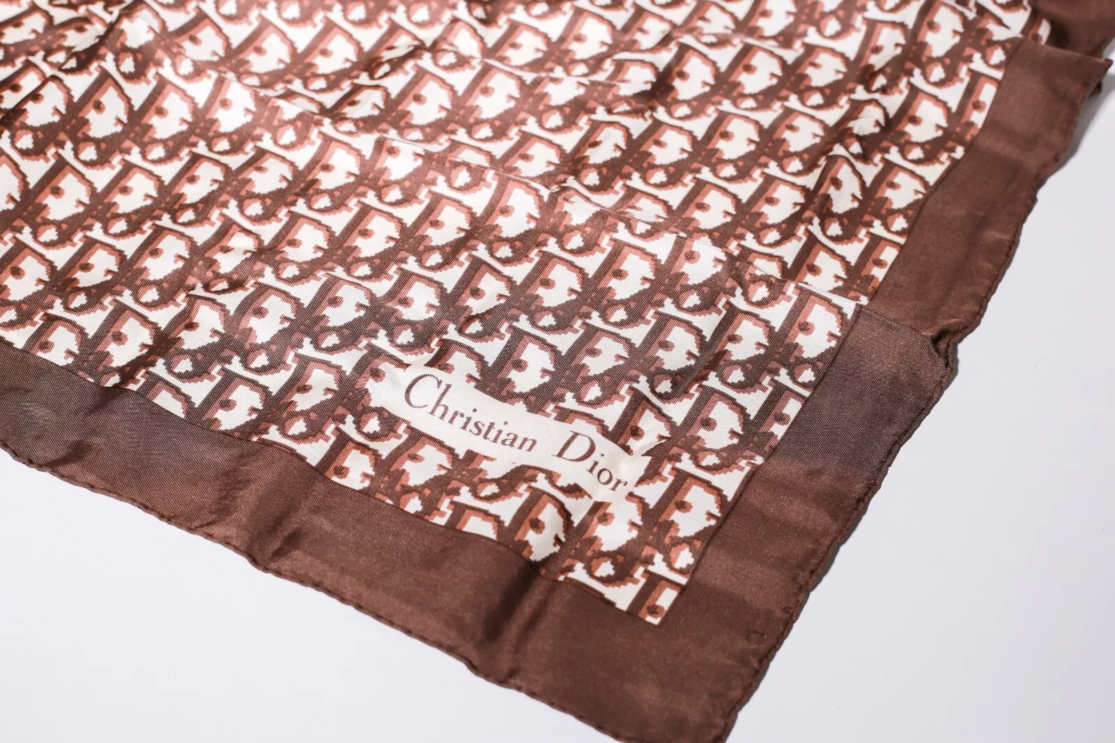Écharpe en soie vintage logo marron Christian Dior monogramme carrée 75 cm x 75 cm