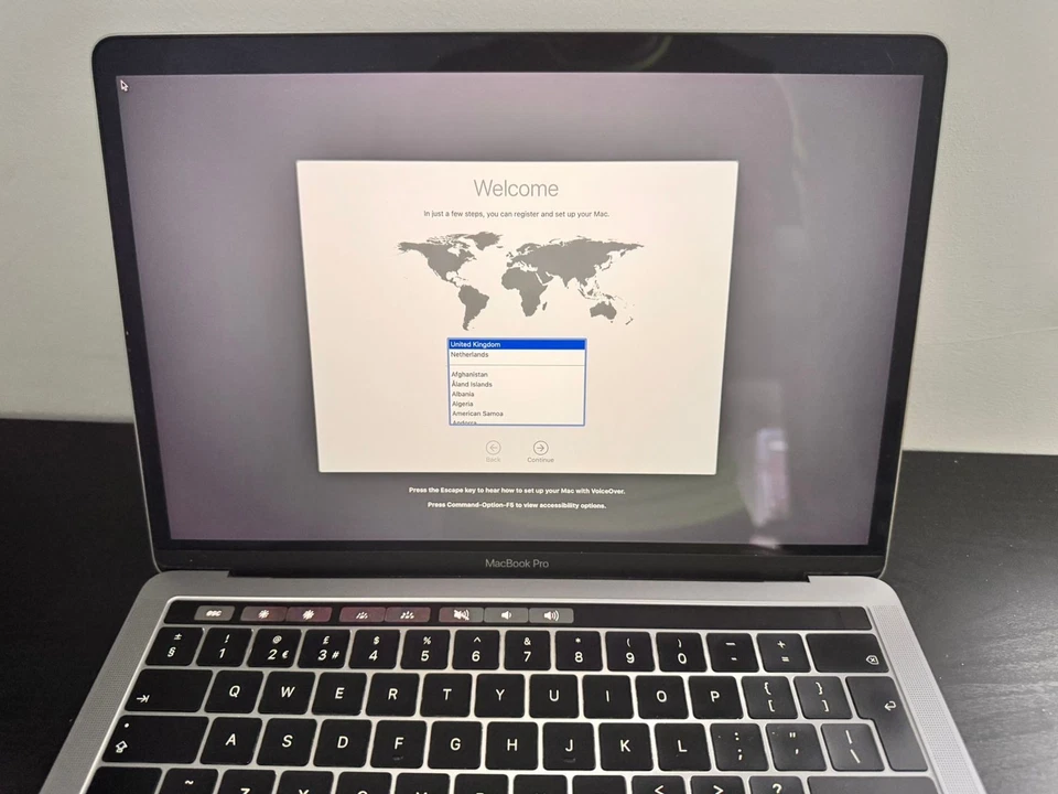 Apple MacBook Pro 13.3 inch Laptop (July, 2018), photo 3 of 5