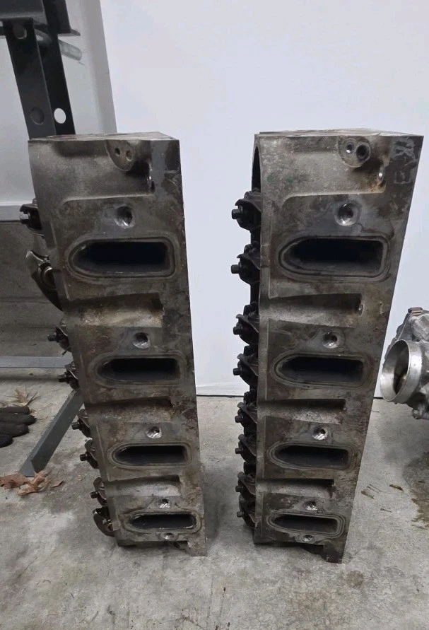 799 Cylinder Heads with Rockers Ls Ls1 Ls2 5.3L 6.0L OEM NO BROKEN  BOLTS - Image 2 of 4