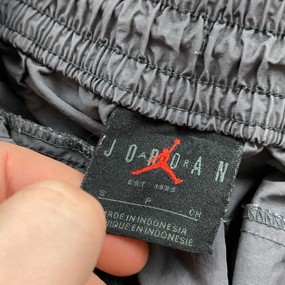 Pantalones deportivos Nike Air Jordan Engineered tejidos cargo pequeños grises DV7697 para hombre Foto 4 de 4