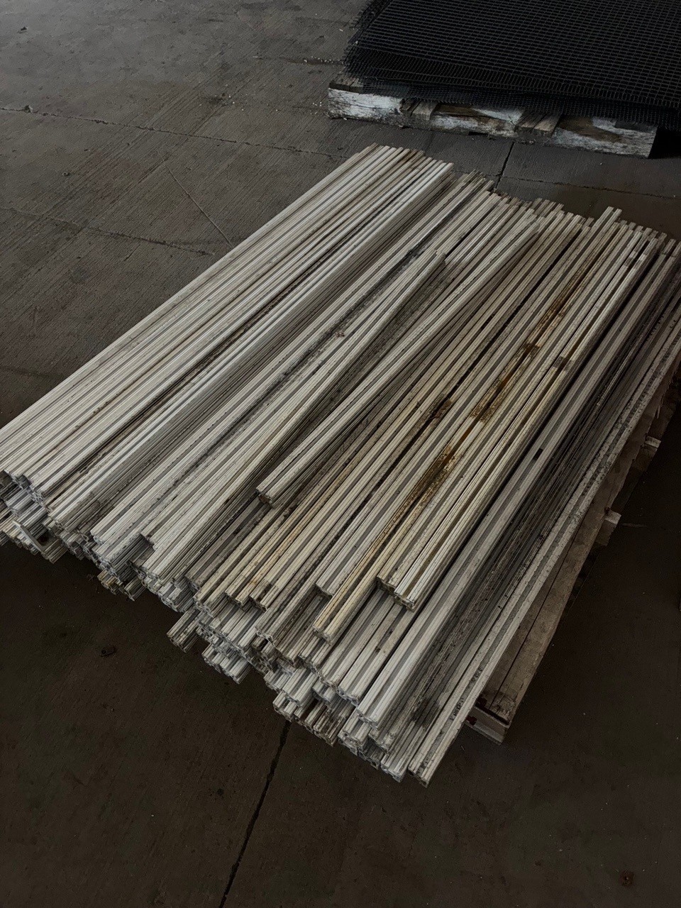 80/20 extruded aluminum various lengths of 1515 & 1530 pallet. See list below