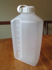 Vintage Rubbermaid 2 Quart 64 Oz Servin Saver Drink/Beverage Pitcher/Bottle