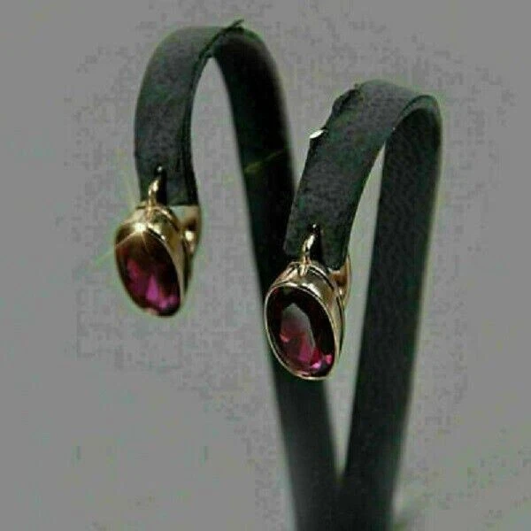 Pendientes de aro Heggie de granate rojo natural corte ovalado de 4,00 quilates enchapados en oro amarillo de 14 quilates Foto 4 de 4