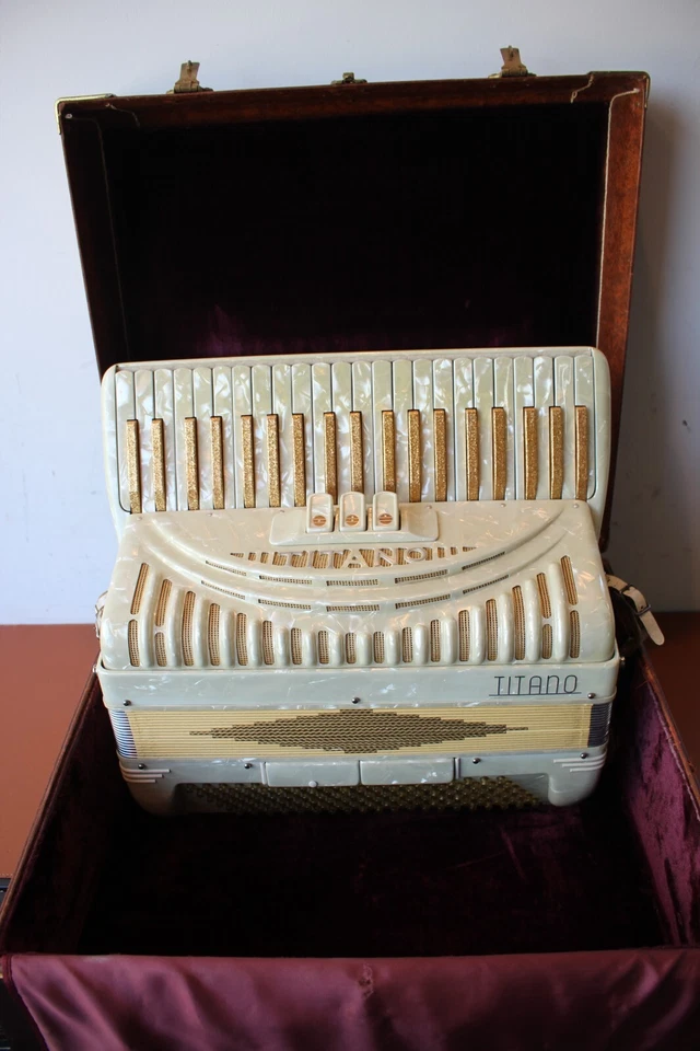 Titano Ideal T2220 41/120 range compact 17" keyboard Piano Accordion - Image 2 of 4