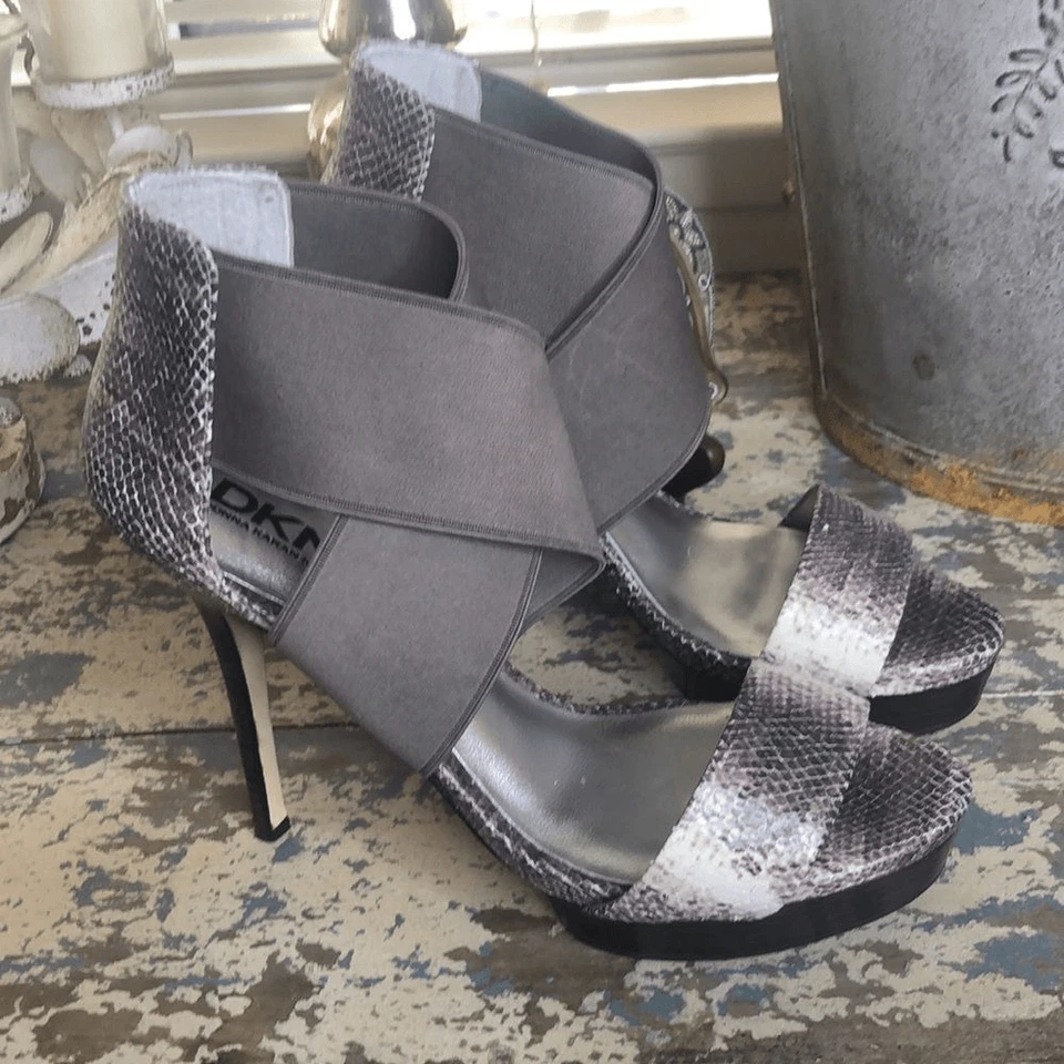 Sandalias de aguja de piel de serpiente DKNY con plataforma Foto 2 de 4