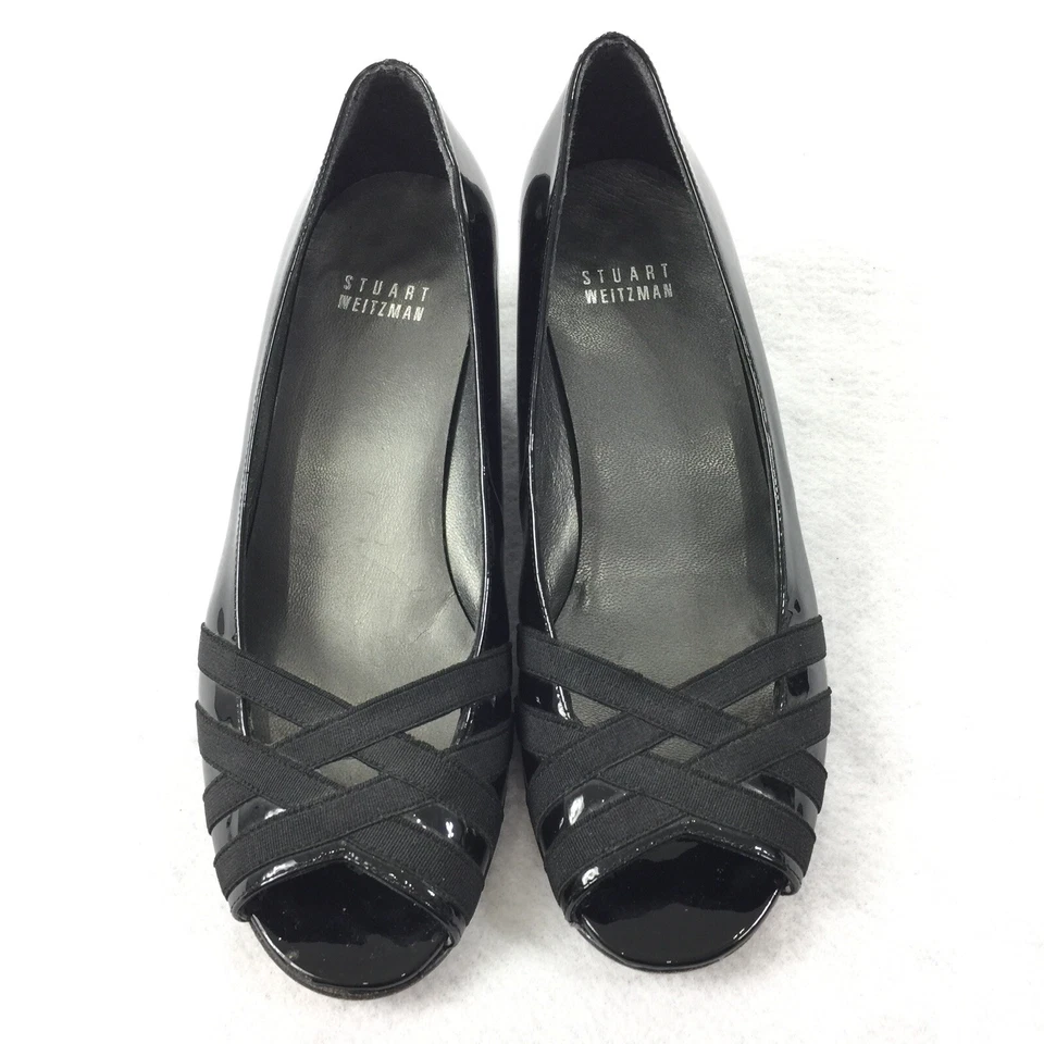 Tacones de cuña bajos de charol Stuart Weitzman talla 6 M negros punta abierta deslizables Foto 3 de 4