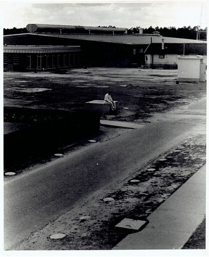 1971 Vintage Photo inmate sits outside main unit at Raiford Florida State Prison - 第 1/2 張圖片