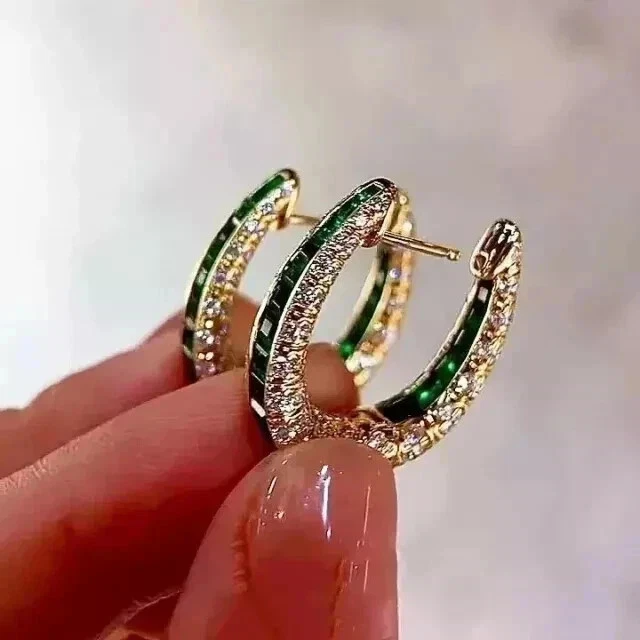 Brincos Huggie de argola de esmeralda simulada corte princesa 2 quilates folheados a ouro amarelo 14K - Imagem 3 de 4