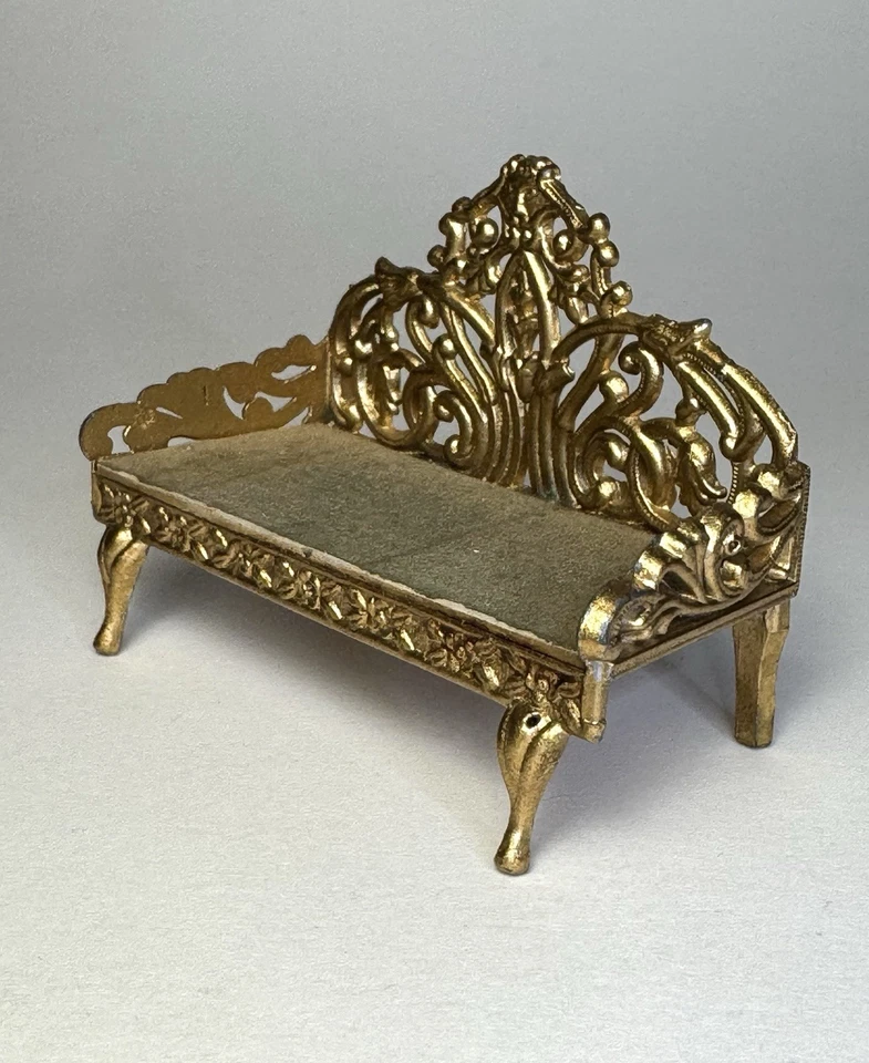 Sofá sofá miniatura victoriano antiguo de metal fundido dorado escala 1:24 de EE. UU. Foto 4 de 4