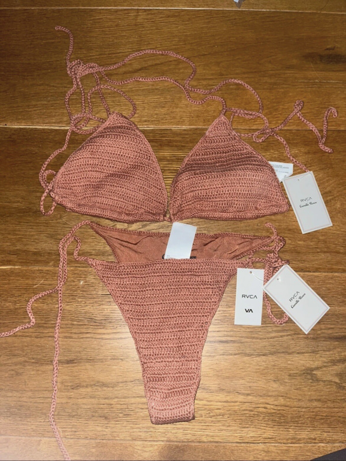 FILA RVCA X Camille Rowe fondo gambe alte all'uncinetto e top bikini triangolare prezzo di acquisto £118