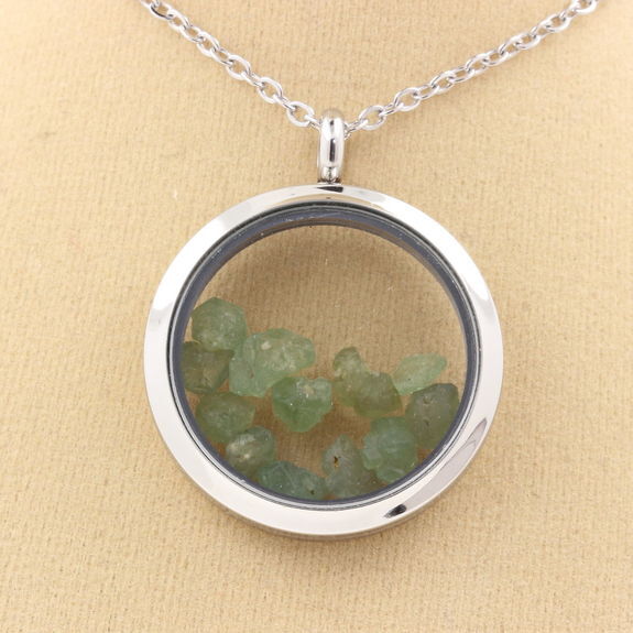 Collier Grenat Démantoïde brut argenté médaillon 25mm de lithothérapie haut de gamme