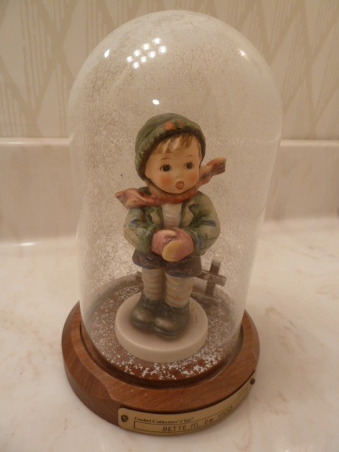 HUMMELCLUB PIECE "IT'S COLD", TMK 6 - MINT CONDITION + SNOW GLOBE + ORIGINAL BOX