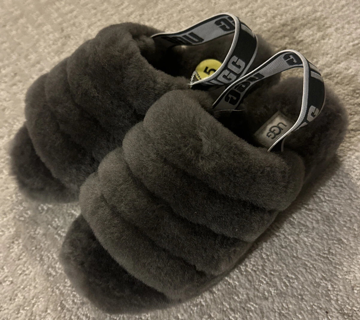 Sandalo donna UGG Fluff Yeah Slide grigio antracite pelle di pecora taglia 5