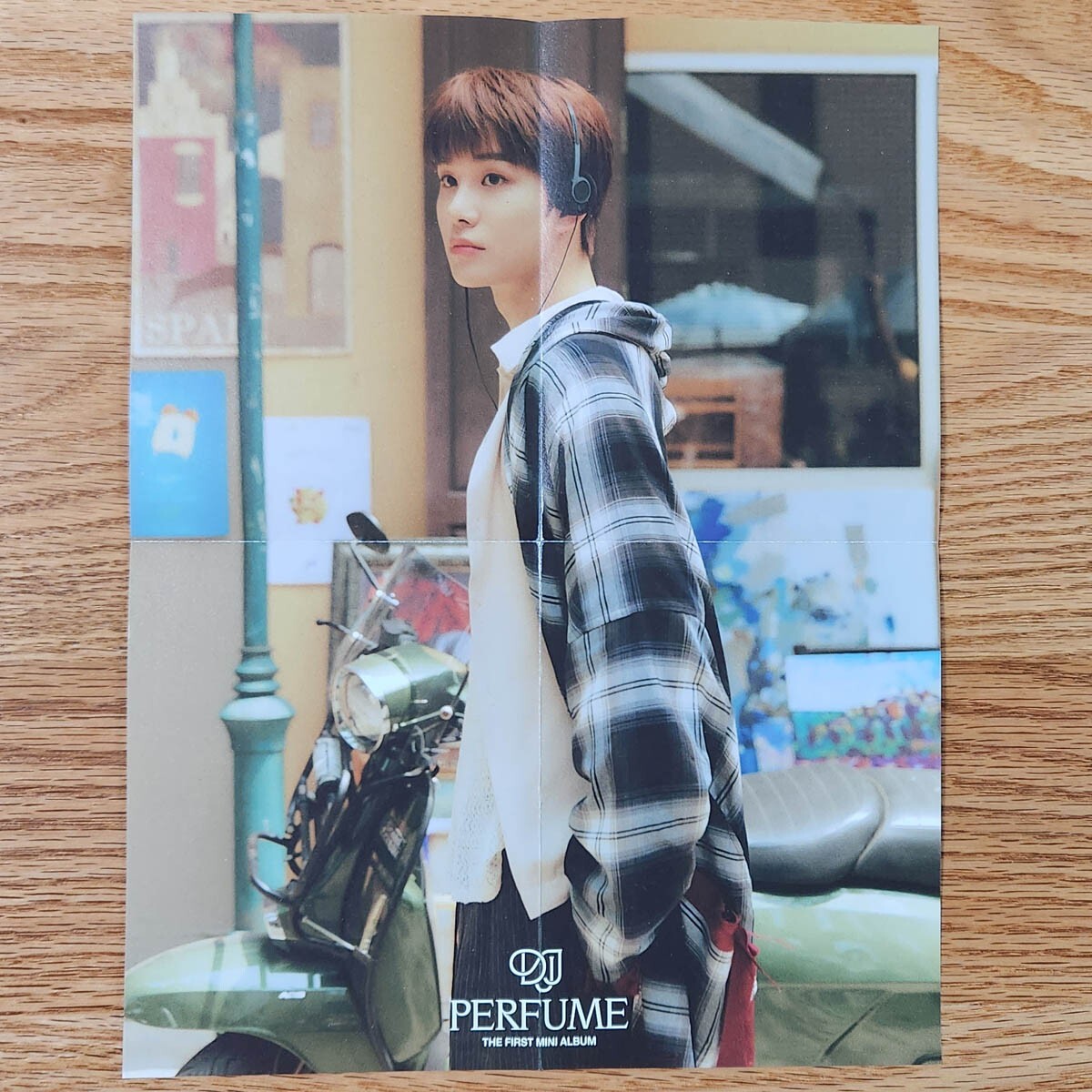 Póster oficial plegado de Jungwoo NCT Dojaejung primer álbum perfume versión digipack