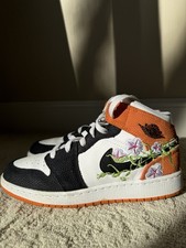 Scarpe Nike Air Jordan Mid SE ricamo floreale nero arancione bianco giovani taglia 6 anni