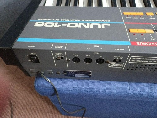 Roland JUNO-106 Tastiera Sintetizzatore Polifonico Programmabile 61 Tasti 6 Voci - Foto 2 di 10