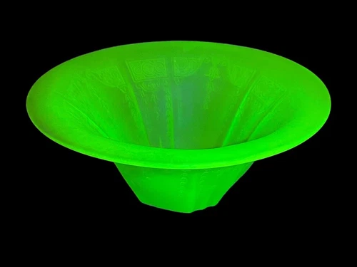 Vtg Anchor Hocking Princess Uranium Green 9.5” Serving Bowl Satin Flared Glass